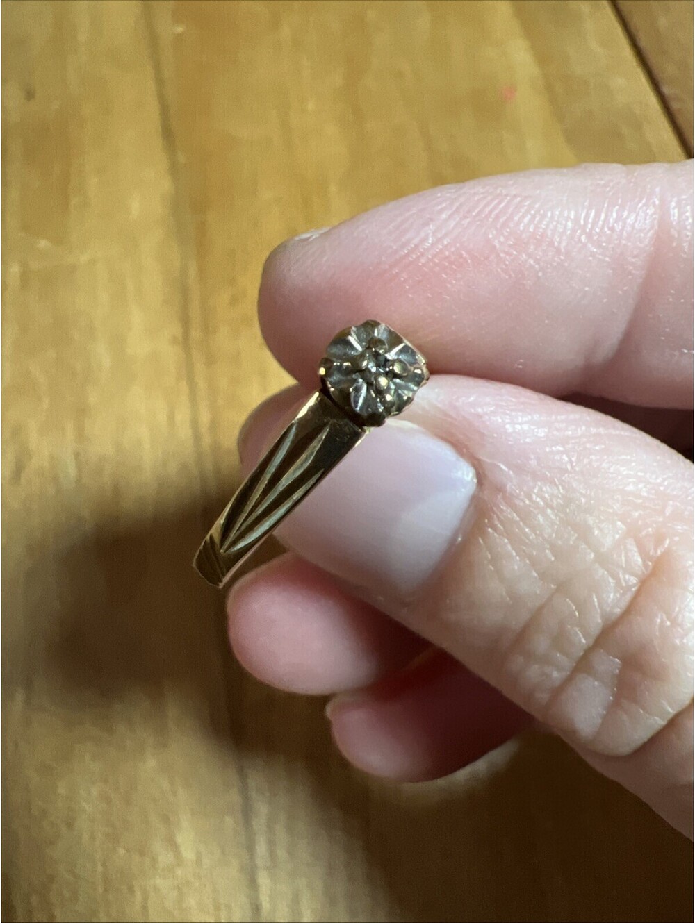 10k Gold Sz 6 Ring With Diamond & Engraved Wheat Pattern On The Band